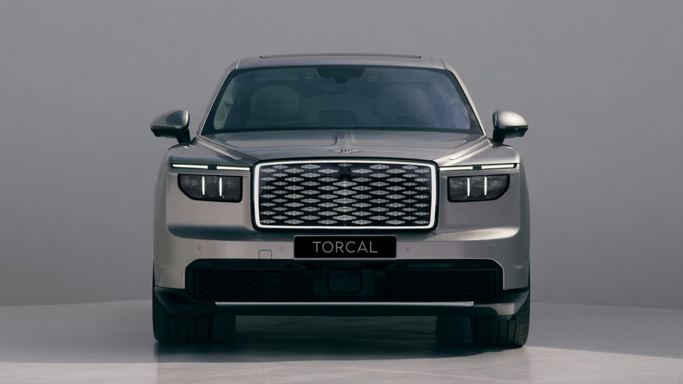 Front view of the silver Bentley Torcal electric luxury SUV with a patterned grille