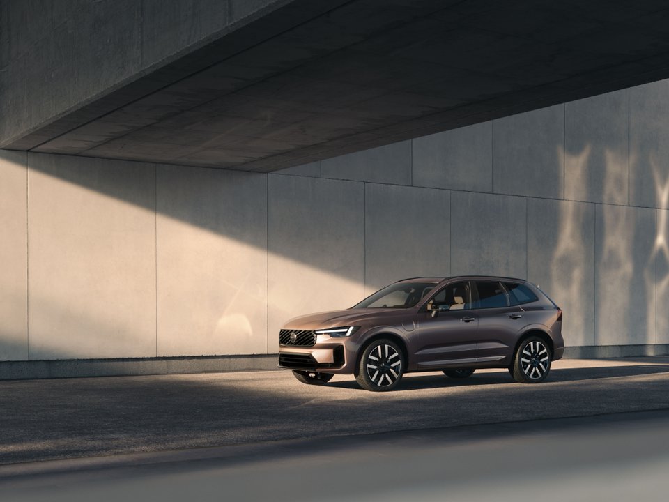 Front three-quarter view of the Volvo XC60 plug-in hybrid
