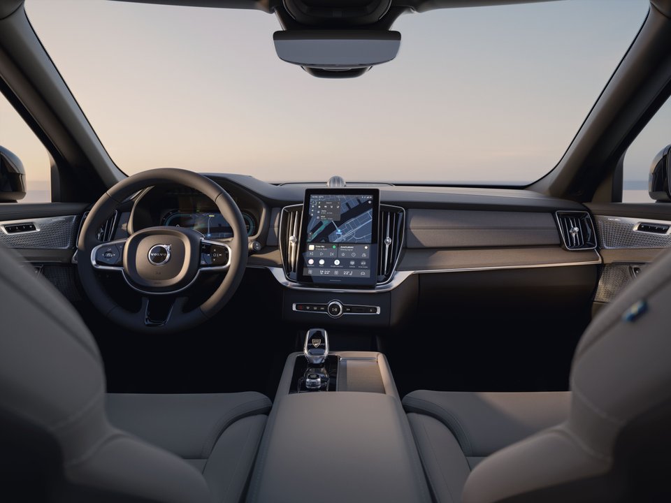 Volvo XC90 dashboard and front cabin
