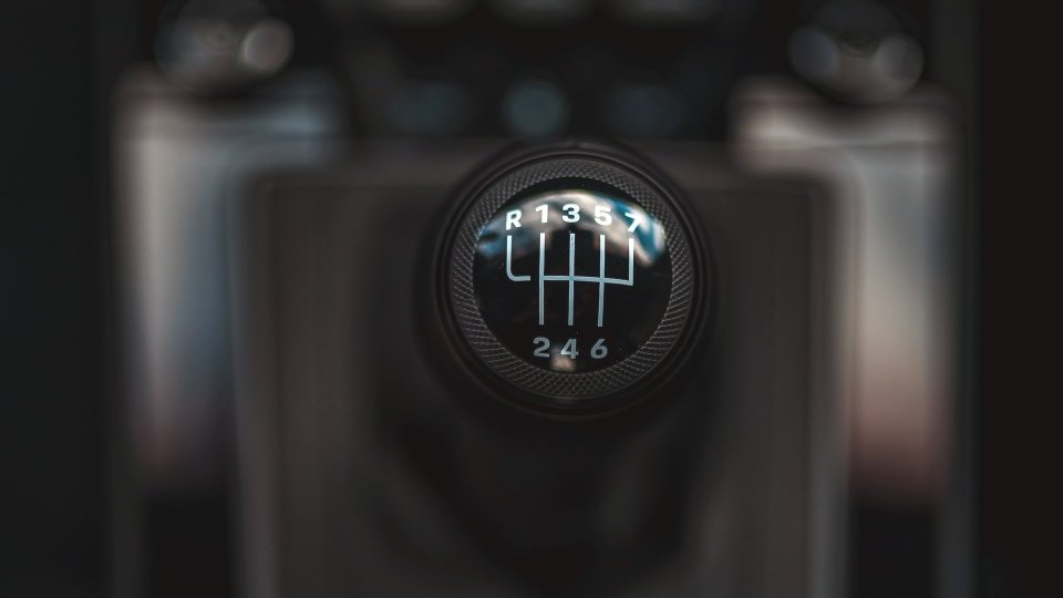 Porsche 911 manual gear selector showing the seven-speed shift pattern