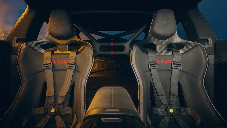 Carbon-fiber bucket seats, multi-point harnesses, and rear cross-brace inside the CLE 646 Spezialanfertigung